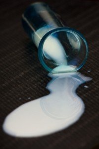 rozlane mleko na dywanie