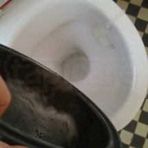 brudna woda po czyszczeniu pufy