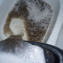 brudna woda po czyszczeniu tapicerek