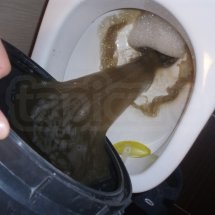 brudna woda po czyszczeniu tapicerki fotela biurowego