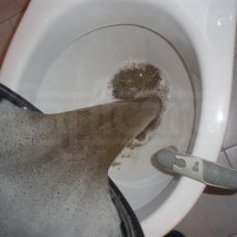 brudna woda po czyszczeniu tapicerki kanapy