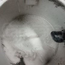 brudna woda po czyszczeniu tapicerki krzesła