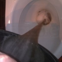 brudna woda po czyszczeniu tapicerki materiałowej