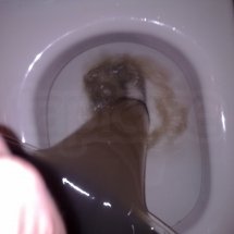 brudna woda po czyszczeniu tapicerki meblowej