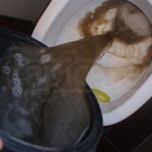 brudna woda po czyszczeniu tapicerki poduch