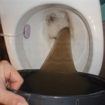 brudna woda po czyszczeniu tapicerki pufy