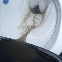 brudna woda po czyszczeniu tapicerki samochodowej