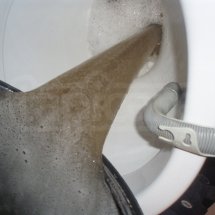 brudna woda po czyszczeniu tapicerki sofy