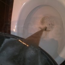 brudna woda po czyszczeniu tapicerki