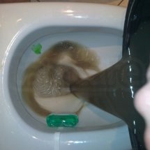 brudna woda po czyszczeniu wersalki